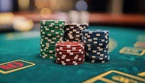 Antarmuka aplikasi mobafams yang menampilkan meja blackjack langsung dengan dealer dan pemain di layar seluler